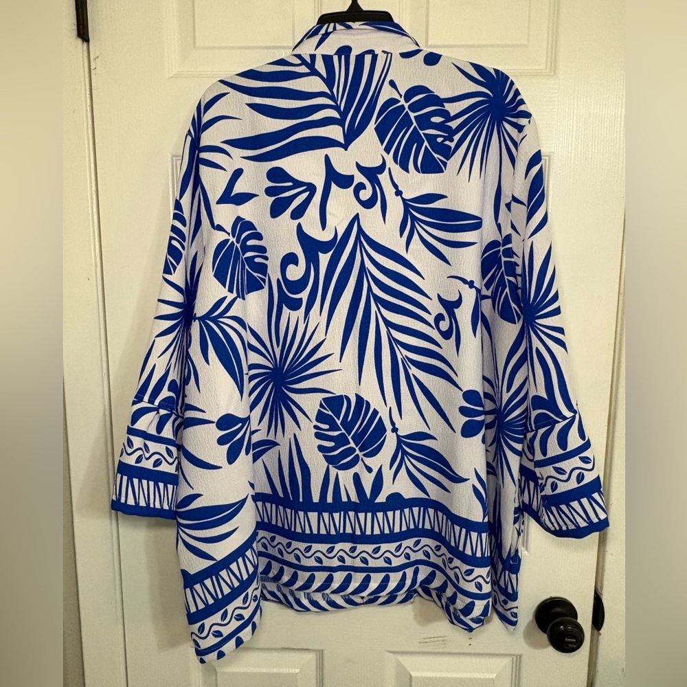 NWT - Plus Size Bark Cloth Border
Print Wire Collar 3/4 Sleeve Button Front - Picture 3 of 9